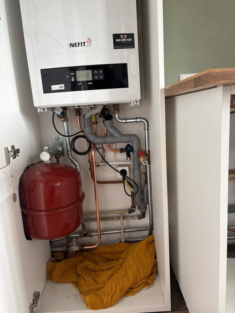 Nefit cv-ketel met expansievat, geïnstalleerd door Van der Ven Onderhoudsbedrijf uit Drunen