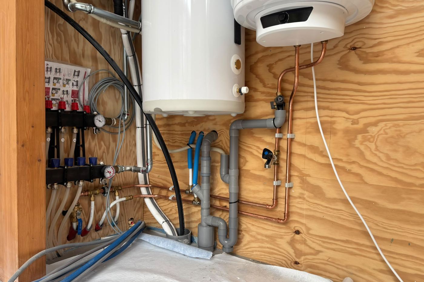 Vloerverwarmingsverdeler en boiler aangesloten tijdens een complete installatie door Van der Ven Onderhoudsbedrijf uit Drunen