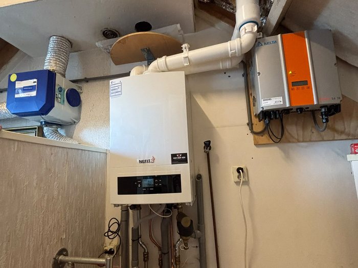 Nefit cv-ketel met rood expansievat in een technische ruimte, geïnstalleerd door een CO-gecertificeerd installateur