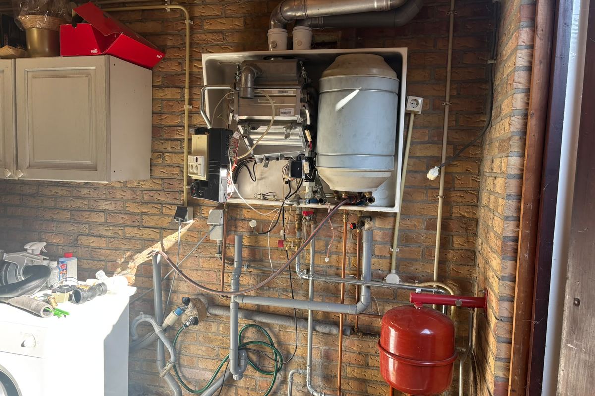 Cv-ketel geopend voor onderhoud en storingsdiagnose door een CO-gecertificeerd installateur