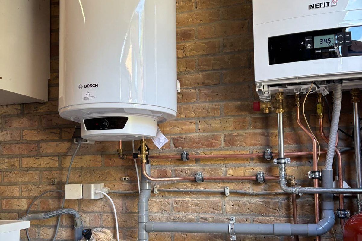 Cv-ketel en boiler met leidingwerk in een woning — installatiewerk zoals we dat in Drunen uitvoeren