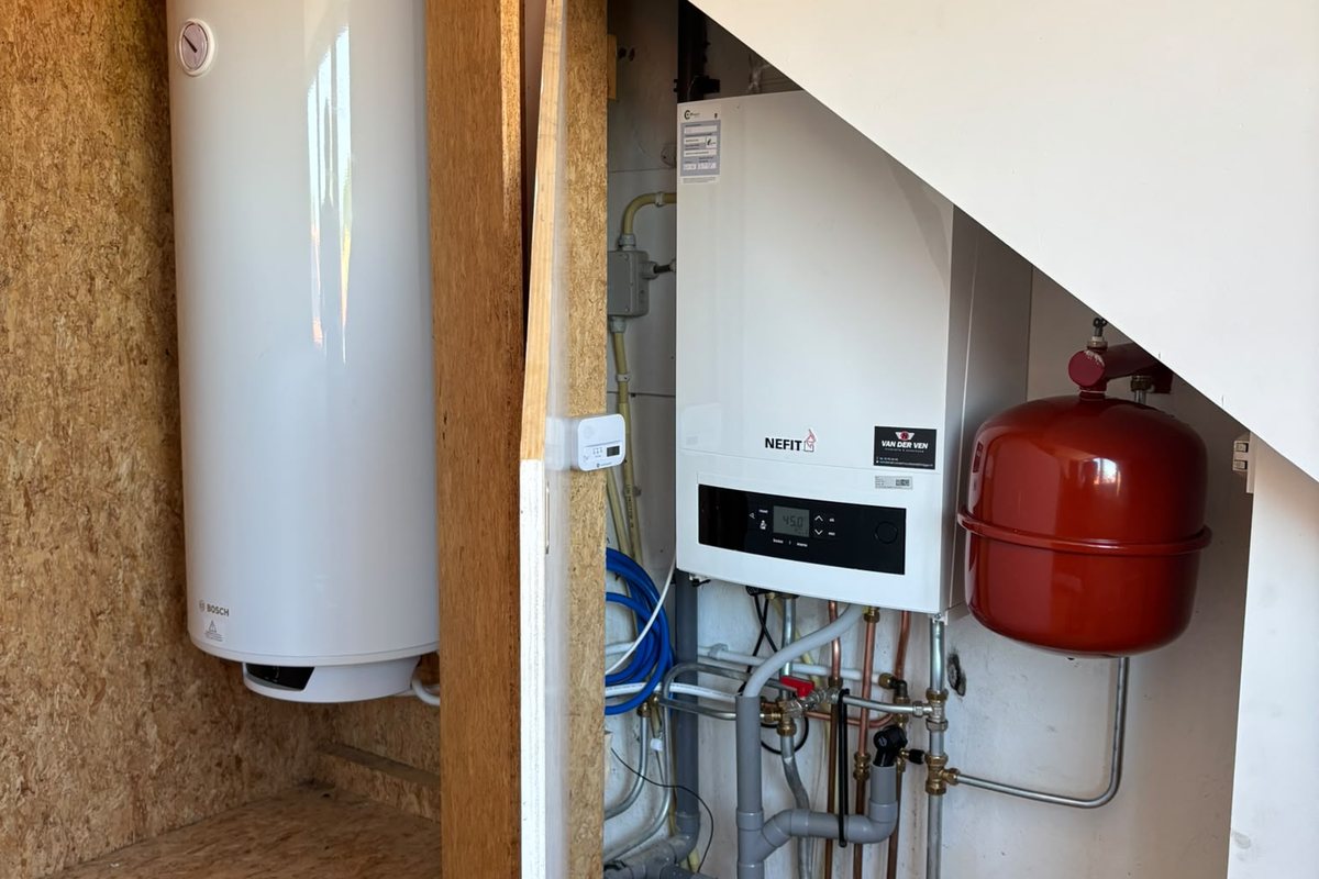 Cv-ketel en boiler weggewerkt in een trapkast — installatiewerk zoals we dat in Heusden uitvoeren